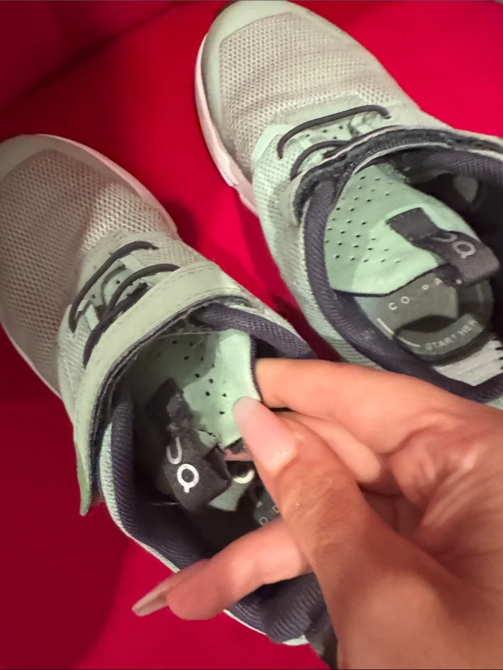 On oncloud Running Kids Mint Green Velcro Athletic Sneakers like new
